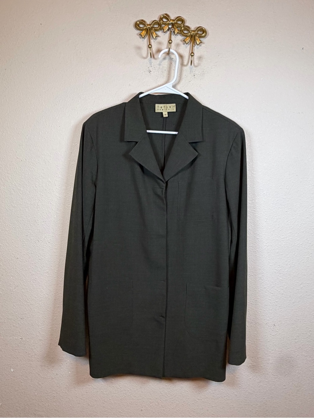 Tailor New York Vintage Olive Green Longline Blazer front patch pockets. Size 12